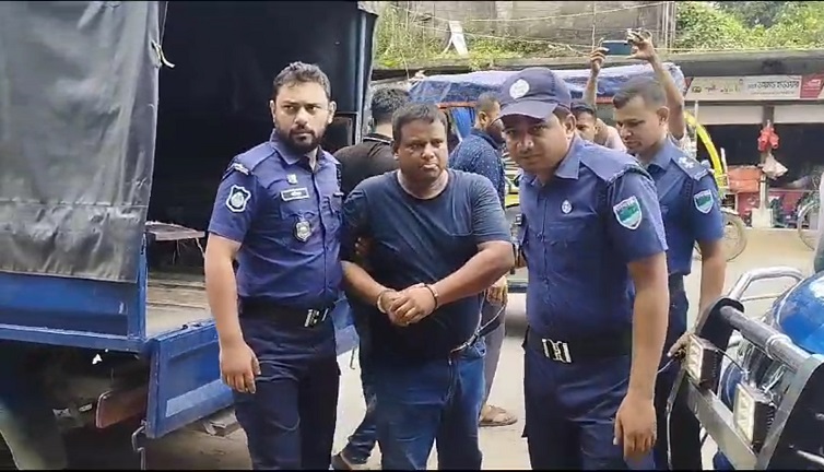 সাতক্ষীরায় ৭ পিচ স্বর্ণের বারসহ চোরাকারবারি আটক